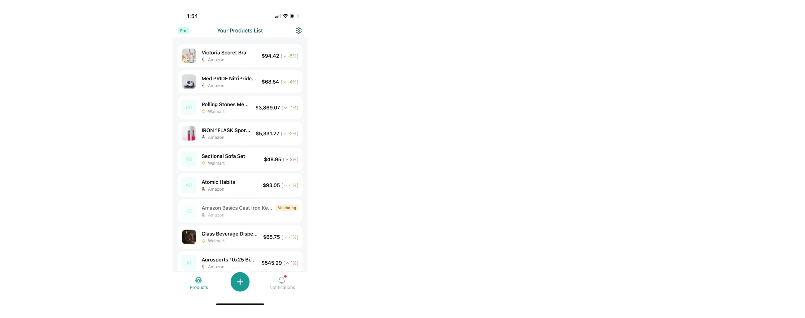 Pricesaurus: la app en el teléfono, en alto frente al anaquel de un súper.